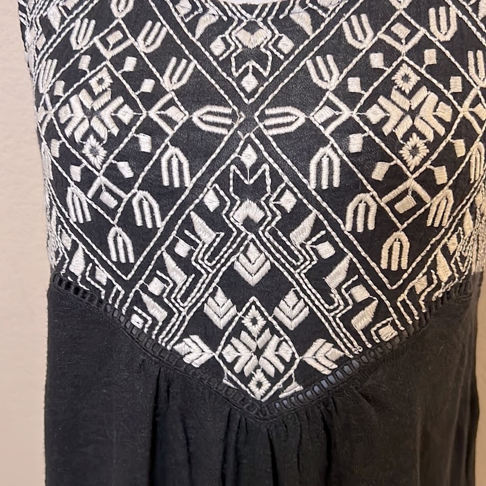 Lucky Brand Black Sleeveless Tank Top with Graphic Asymmetrical Design - Picture 6 of 11